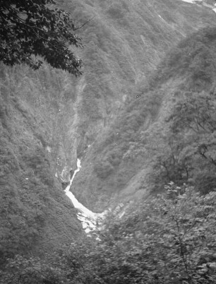 Kerbtal bei Hakuba-mura : Kerbtal unterhalb des Hakuba-Onsen-Trogs bei Hakuba (Nagano)