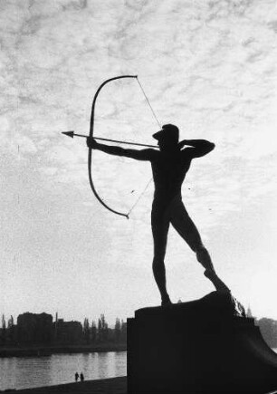 Bogenschütze : Bogenschütze. Bronze (1895; E. M. Geyger, Guß 1902). Dresden-Neustadt. Neustädter Elbufer