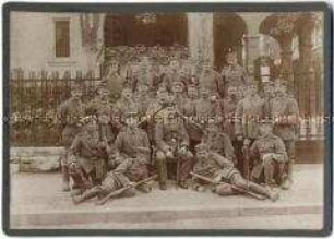 Gruppenbild mit Soldaten und Unteroffizier