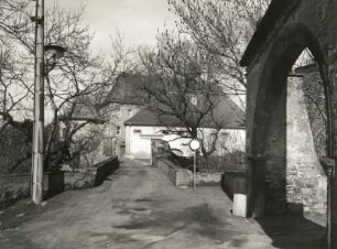 Mutzschen. Schloßanlage (Jugendherberge). Zufahrt vom Tor des ehemaligen Rittergutes zum Schlosshof