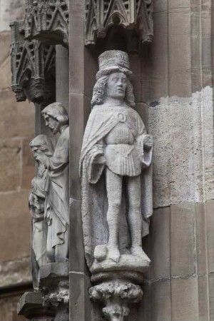 Südportal mit reichem Figurenprogramm — Linker Strebepfeiler — Mann in Tracht des 15. Jahrhunderts