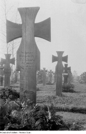 Geschmückte Gräber auf dem Südfriedhof