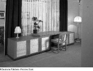 Flachstrecke mit Schreibtisch : Ausstellungskoje des VEB Möbelkombinate Berlin (MKB) mit Wohnzimmermöbeln