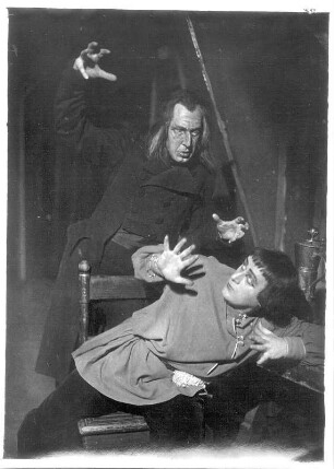 Coppelia. Ballett von Léo Delibes mit Ellen von Cleve-Petz als Swanilda, Walter Kreideweiß als Franz, Wilhelm Moy als Dr. Coppélius u. a. Staatsoper Dresden, Neueinstudierung 16.2.1925 unter Leitung von Fritz Busch (gemeinsam mit "Abu Hassan"; Choreographie: E. Cleve-Petz). Fotografie (Negativabzug auf Papier) von Ursula Richter