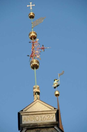 Wetterfahnen : Der Rathausgiebel ist mit einer Wetterfahne verziert, rechts die Wetterfahne des Rathausturmes. Aufgenommen im April 2008. Foto Uwe Gerig