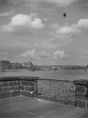 Dresden-Altstadt. Blick von der Brühlschen Terrasse Ministerialgebäude, links Finanzministerium, rechts Staatskanzlei