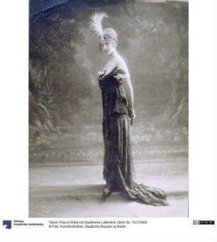 Frau in Kleid von Madeleine Laferrière