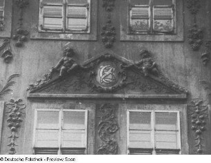 Bautzen, Innere Lauenstraße 6. Wohnhaus mit Laden (1709/1720). Spitzgiebel mit Kartusche und zwei auf seinem Gesims sitzenden Putten