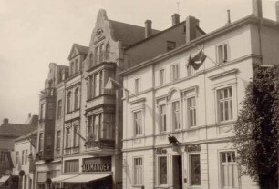 Bruchstraße. Detmold. Blick vom Bruchberg zur Paulinenstraße, im hellen Gebäude die Adler-Apotheke