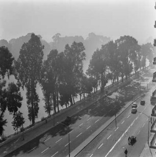 Blick von oben auf eine Straße