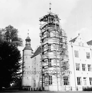 Renovierung: südlicher Eckturm mit Gerüst