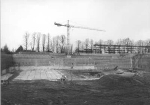 Baustelle Sächsische Landesbibliothek - Staats- und Universitätsbibliothek Dresden, Zentralbibliothek. Baugrube während Gründungsarbeiten. Blick zur Nordseite mit Turmdrehkran 5, im Hintergrund Bürogebäude Zellescher Weg 17 : Dresden-Räcknitz, Zellescher Weg 18. Baustelle Sächsische Landesbibliothek - Staats- und Universitätsbibliothek Dresden, Zentralbibliothek. Baugrube während Gründungsarbeiten. Blick zur Nordseite mit Turmdrehkran 5, im Hintergrund Bürogebäude Zellescher Weg 17