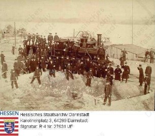 Geinsheim, 1882 Dezember 29 bis 1883 Januar 7 / Lokomotive mit Bahnpersonal bei der Beseitigung von Hochwasserschäden im Gartenfeld / Gruppenaufnahme