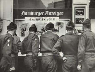Hamburg. Besatzungssoldaten am Redaktionshaus des Hamburger Anzeigers am Gänsemarkt. Im Schaukasten Anzeige einer Ausstellung, die letzten Tage von Hamburgs Kapitulation vom April/Mai 1945 betreffend
