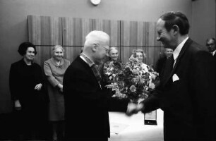Freiburg: Hotel Stadt Freiburg; Bundesverdienstkreuz für Prof. Max Müller, München überreicht durch Ministerpräsident Filbinger