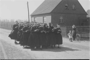 Ostersängerinnen aus Seidewinkel in Trauertracht. : Jutrowne spěwarki w žarowanskej drasće ze Židźina.