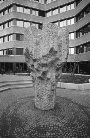 Freiburg: Oberpostdirektion; Berliner Allee; Brunnenhof mit Steinplastik