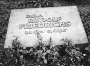 Grabplatte für Dr. h. c. Rudolf Friedrichs : Grabplatte für Dr. h. c. Rudolf Friedrichs (1892-1947). Sandstein, Metall. Dresden-Trachau, Heidefriedhof