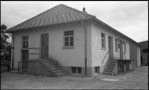 Heitersheim: Sammelstelle, Außenansicht, Treppenseite