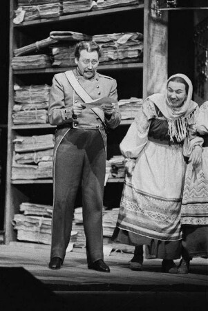 Szenenbilder aus der Operette "Der Zigeunerbaron" von Johann Strauss. Mit H. Jansen als Arsena, K.-H. Kossler als Ottokar, C. Goerlich, W. Krause, M. Ritzmann als Sándor Barinkay (?), R. Inden als Zigeunermädchen Saffi u. a. Metropol-Theater Berlin, 23.12.1957