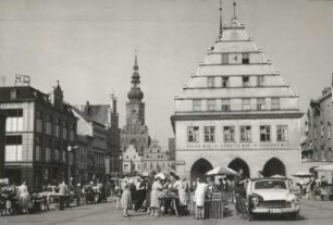 Greifswald, Markt mit Rathaus und Nikolaikirche