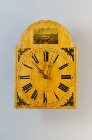 Hölzerne Wanduhr mit Verzierungen in den Zwickeln und Landschaft über dem Zifferblatt