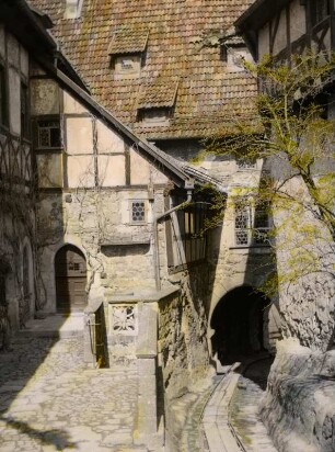 Eisenach, Wartburg. Vorhof mit Torfahrt und Aufgang zur Lutherstube im Ritterhaus