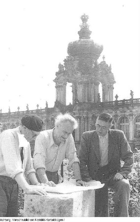 Dresden, Zwinger. Professor Arthur Frenzel, Chef der Zwingerbau-Hütte, mit Bildhauer Albert Braun und Fritz Sittner, 1955/57