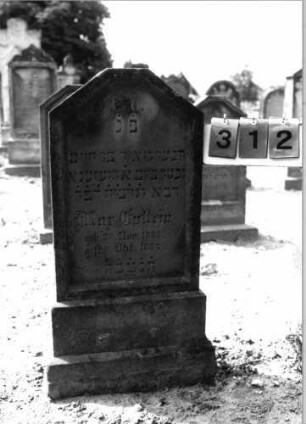 Grabstein 312 (Index: 99797872) Material: Sandstein, weiß Zustand: leicht verwittert Maße HxBxT: 92x45x14 cm Beschreibung: Stele, giebelartiger oben abgeflachter Abschluß, getreppter Sockel: Grabstein 312
