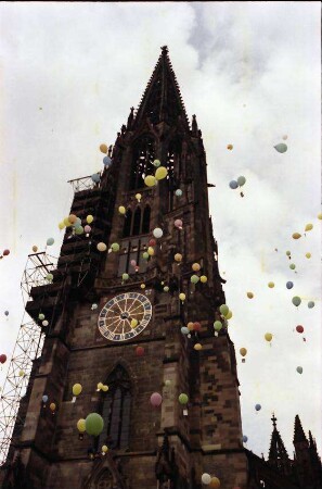 Freiburg: Münster, Ballons steigen auf