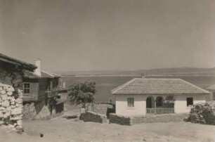 Bei Nessebar am Schwarzen Meer, Bulgarien. Neues Siedlungshaus an der Schwarzmeerküste