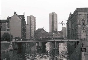 Berlin: Ost; Spree mit Mühlendammbrücke und Hochhäuser