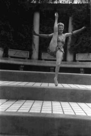 Bukarest: [Hotel] Lido: Hilda Sando, buntes Röckchen und Büstenhalter