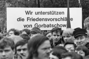 Demonstranten mit Banner (Wir unterstützen die Friedensvorschläge von Gorbatschow) bei einer Friedensdemo in Torgau während des 40. Jahrestages der Begegnung zwischen den sowjetischen und den amerikanischen Truppen
