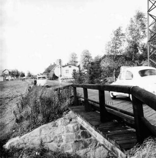 Brücke über Grinau: Grenze zum Kreis Herzogtum Lauenburg: rechts VW-Käfer: hinten links VW-Bus: hinten Häuser und Bäume