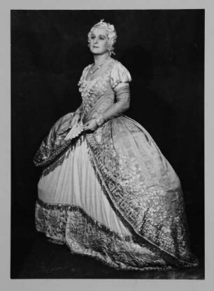 Angela Kolniak als Kurfürstin Marie in "Der Vogelhändler" von Carl Zeller. Reproduktionspositiv nach Fotografie von Gerhard Laßig. Staatsoper Dresden, 1942/1943