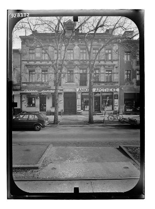 Berlin-Friedrichshagen, Bölschestraße 25. Wohnhaus mit Läden (Eis-Cafe Schmock und Anker-Apotheke). Straßenfront