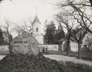 Probstheida, Denkmal für die Befreiungskriege 1813 : Leipzig-Probstheida. Denkmal für die Befreiungskriege 1813. Blick gegen die Dorfkirche