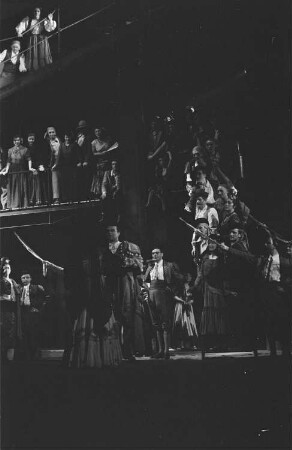 Szenenbilder aus der komischen Oper "Carmen" von Georges Bizet an der Komische Oper Berlin