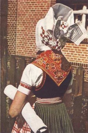 Mädchen in Kirchgangstracht in Schleife : Kleidung - Schleifer Tracht. Mädchen in Kirchgangstracht -