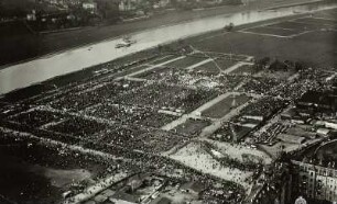 Dresden-Johannstadt. Abendkundgebung am 1. Mai 1933 auf der Vogelwiese. Luftbild-Schrägaufnahme von Südwest