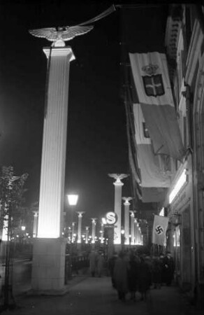 Berlin: Geschmückte Unter den Linden; S-Bahnhof; von oben