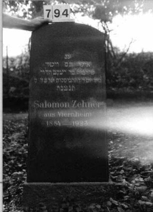 Grabstein 794 (Index: 99802299) Material: Granit, poliert Zustand: sehr gut Maße HxBxT: 128x50x15 cm Beschreibung: Sockel, Stele mit Flachbogenabschluß: Grabstein 794