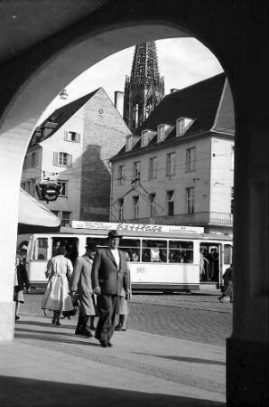Freiburg i. Br.: Ecke Bertoldsbrunnen durch Bogen mit Münsterturm