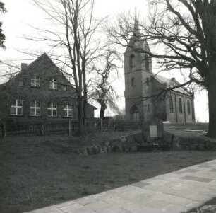 Mochow. Dorfkirche (1880). Ansicht von Südwesten mit Pfarrhaus
