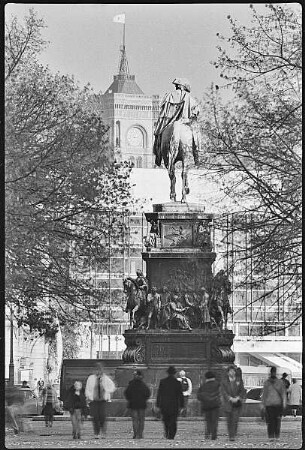 Standbild Friedrich des Großen mit Blick auf den Palast der Republik und das Rote Rathaus