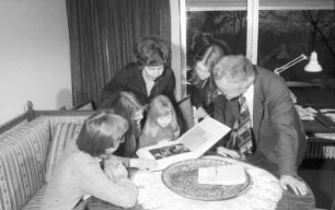 Säckingen: Wohnung; Wirtschaftsminister Eberle mit Familie; am runden Tisch, mit [Fotoalbum]