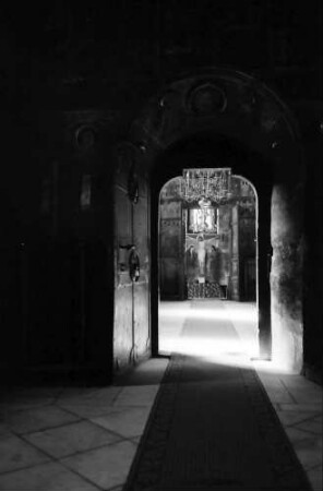 Valea Putnei: Kirchenraum, Tor zum Vorraum von innen mit Leuchter
