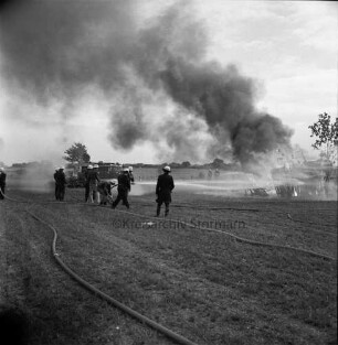Todendorf: Amtsfeuerwehrfest und 65-jähriges Jubiläum der Freiwilligen Feuerwehr Todendorf: Brandmanöver mit brennenden Schuppen: links Löschgruppe von Feuerwehranwärtern