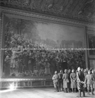Deutsche Soldaten vor einem Gemälde im Schloss Versailles